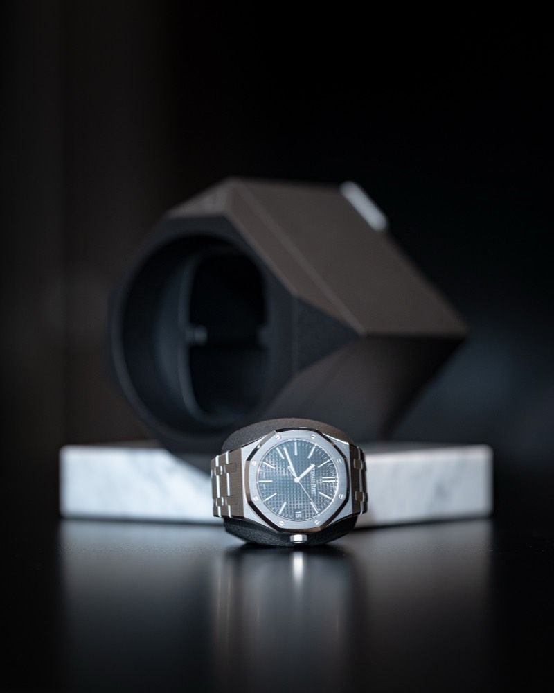 Fastening a watch inside the winder