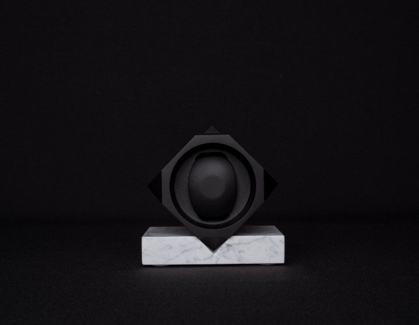 Single Base in the dark studio